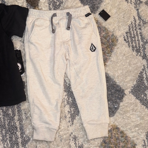 Volcom Set - Picture 4 of 8